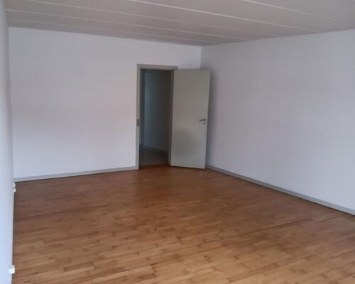 Lys 1-værelses på 44 m2 med separat køkken og parkering – tæt på bus, indkøb og fritidsliv