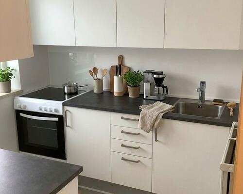 Lys 2-værelses med altan og parkering – velholdt og indflytningsklar