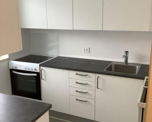 Lys 2-værelses med altan og parkering – velholdt og indflytningsklar