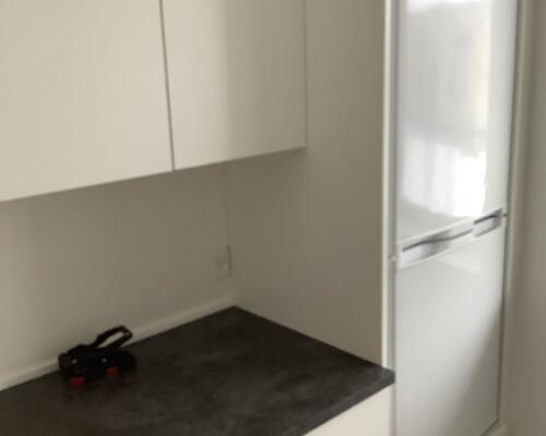 Lys 2-værelses med altan og parkering – velholdt og indflytningsklar