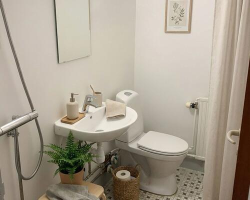 Lys 2-værelses med altan og parkering – velholdt og indflytningsklar