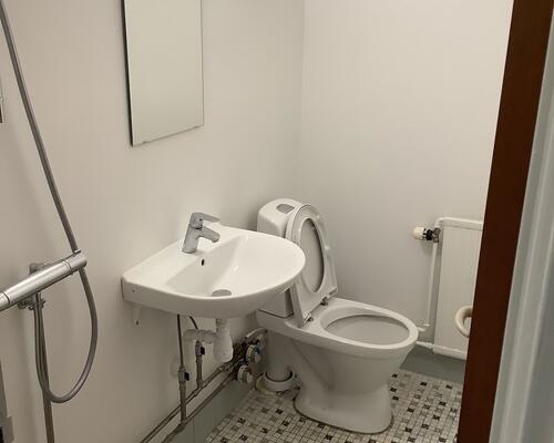 Lys 2-værelses med altan og parkering – velholdt og indflytningsklar