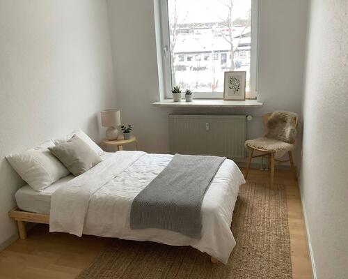 Lys 2-værelses med altan og parkering – velholdt og indflytningsklar