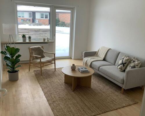 Lyst og velindrettet 2-værelses rækkehus med terrasse og parkering – tæt på indkøb, bus og idrætstilbud