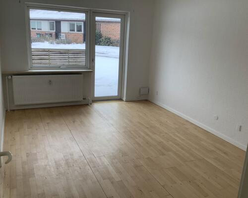 Lyst og velindrettet 2-værelses rækkehus med terrasse og parkering – tæt på indkøb, bus og idrætstilbud