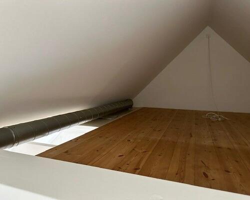 Loftlejlighed med hems