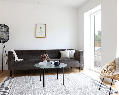 Flot og rummelig 2-plans rækkehus med moderne køkken, god planløsning med plads til familien og egen have. - Ingen bindingsperiode!