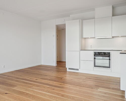 Skøn og rummelig 2-værelses lejlighed med sydvendt altan, flotte lyse materialer og gulvarme i hele boligen - Ingen bindingsperiode!