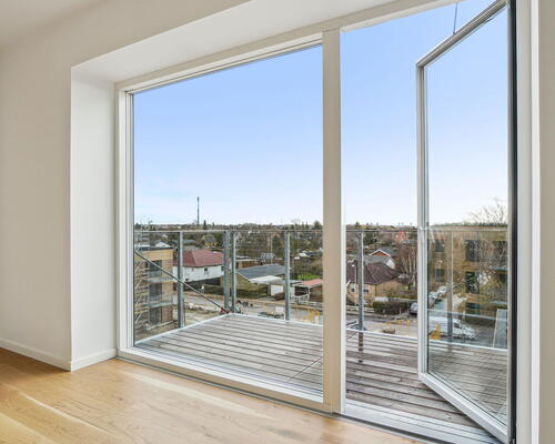 Skøn og rummelig 2-værelses lejlighed med sydvendt altan, flotte lyse materialer og gulvarme i hele boligen - Ingen bindingsperiode!