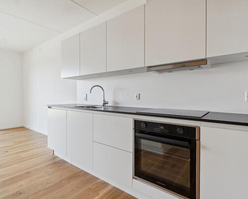 Skøn og rummelig 2-værelses lejlighed med sydvendt altan, flotte lyse materialer og gulvarme i hele boligen - Ingen bindingsperiode!