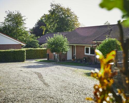Lyst og indbydende tvillingehus med sydvendt have i hjertet af Fjelsted