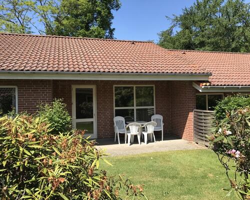 Lyst og indbydende tvillingehus med sydvendt have i hjertet af Fjelsted