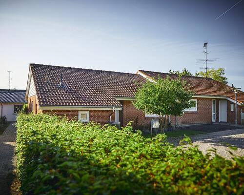 Lyst og indbydende tvillingehus med sydvendt have i hjertet af Fjelsted