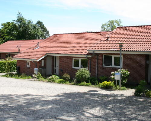 Lyst og indbydende tvillingehus med sydvendt have i hjertet af Fjelsted