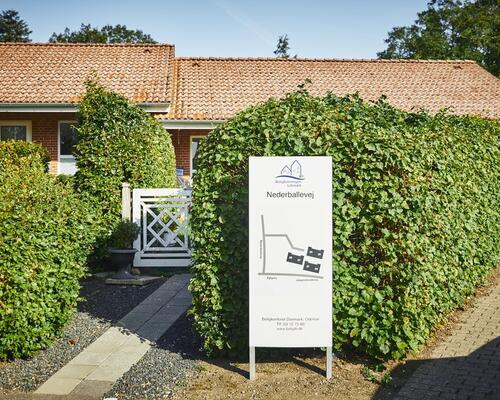 Lyst og indbydende tvillingehus med sydvendt have i hjertet af Fjelsted