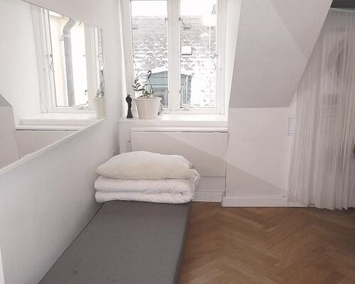 Møbleret luksus penthouse lejlighed roligt og centralt beliggende i eftertragtet kvarter tæt ved havnebassinet og Nyhavn.