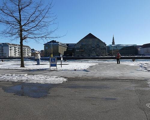 Møbleret luksus penthouse lejlighed roligt og centralt beliggende i eftertragtet kvarter tæt ved havnebassinet og Nyhavn.