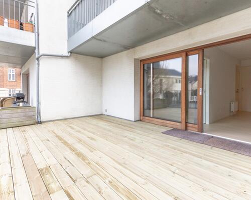 Stuelejlighed med stor privat terrasse