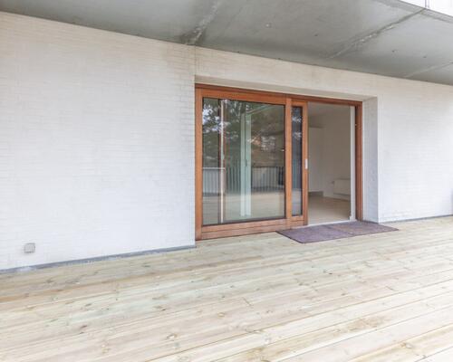 Stuelejlighed med stor privat terrasse