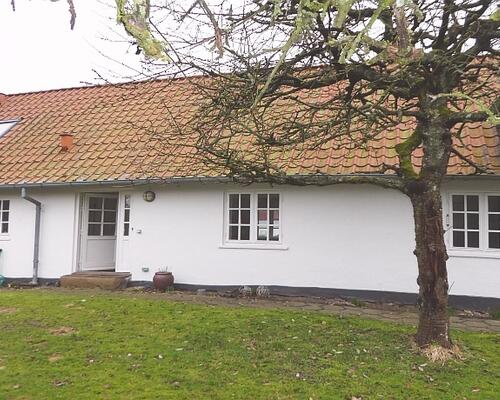 Lejlighed attraktivt beliggende i en længe i stor gård - direkte adgang til ældre have og P-plads. Tæt ved smuk natur og gode busforbindelser på kongevejen - kort afstand til Hørsholm centrum og motorvejen.