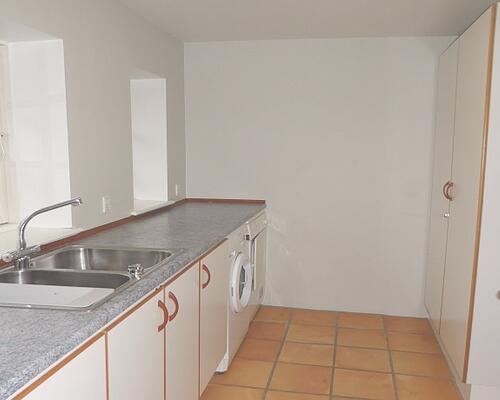 Lejlighed attraktivt beliggende i en længe i stor gård - direkte adgang til ældre have og P-plads. Tæt ved smuk natur og gode busforbindelser på kongevejen - kort afstand til Hørsholm centrum og motorvejen.