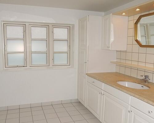 Lejlighed attraktivt beliggende i en længe i stor gård - direkte adgang til ældre have og P-plads. Tæt ved smuk natur og gode busforbindelser på kongevejen - kort afstand til Hørsholm centrum og motorvejen.