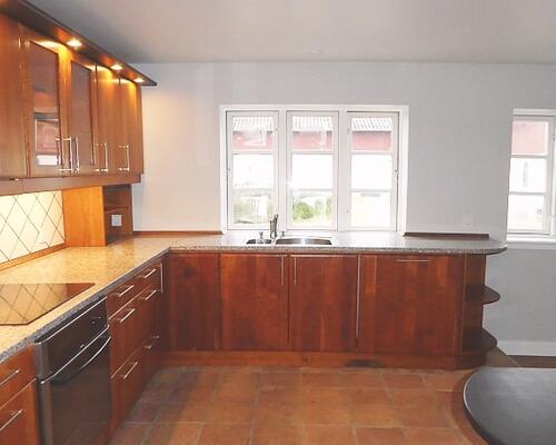 Lejlighed attraktivt beliggende i en længe i stor gård - direkte adgang til ældre have og P-plads. Tæt ved smuk natur og gode busforbindelser på kongevejen - kort afstand til Hørsholm centrum og motorvejen.