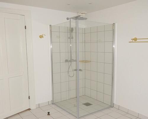 Lejlighed attraktivt beliggende i en længe i stor gård - direkte adgang til ældre have og P-plads. Tæt ved smuk natur og gode busforbindelser på kongevejen - kort afstand til Hørsholm centrum og motorvejen.