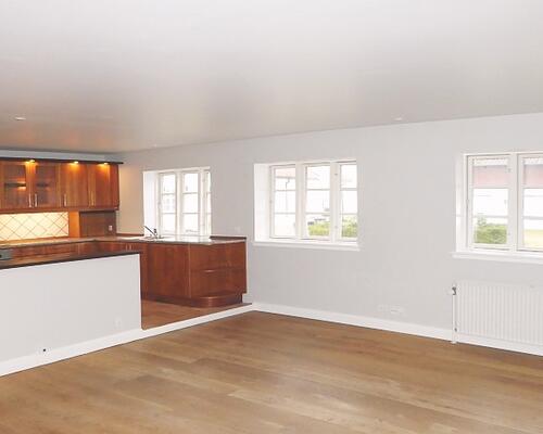 Lejlighed attraktivt beliggende i en længe i stor gård - direkte adgang til ældre have og P-plads. Tæt ved smuk natur og gode busforbindelser på kongevejen - kort afstand til Hørsholm centrum og motorvejen.