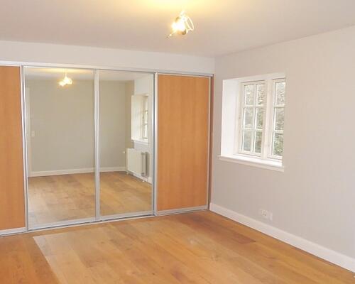 Lejlighed attraktivt beliggende i en længe i stor gård - direkte adgang til ældre have og P-plads. Tæt ved smuk natur og gode busforbindelser på kongevejen - kort afstand til Hørsholm centrum og motorvejen.