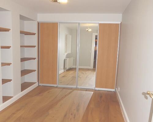 Lejlighed attraktivt beliggende i en længe i stor gård - direkte adgang til ældre have og P-plads. Tæt ved smuk natur og gode busforbindelser på kongevejen - kort afstand til Hørsholm centrum og motorvejen.