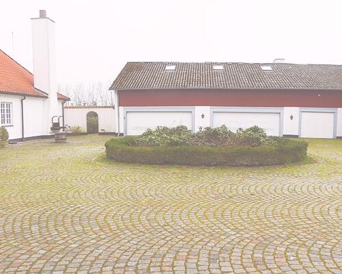 Lejlighed attraktivt beliggende i en længe i stor gård - direkte adgang til ældre have og P-plads. Tæt ved smuk natur og gode busforbindelser på kongevejen - kort afstand til Hørsholm centrum og motorvejen.