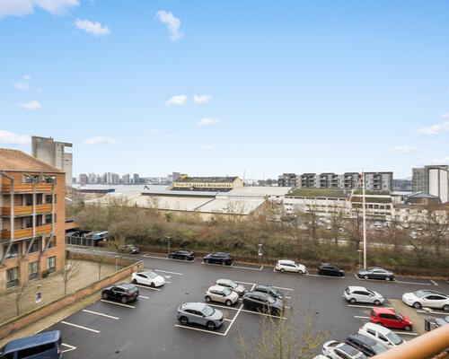 Stor 1-værelses lejlighed på 59 m² med hems.