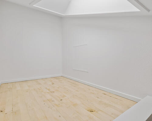 Stor 1-værelses lejlighed på 59 m² med hems.