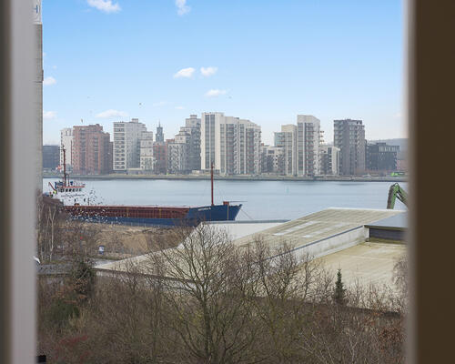 Stor 1-værelses lejlighed på 59 m² med hems.