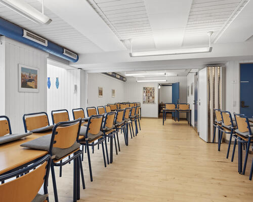 Stor 1-værelses lejlighed på 59 m² med hems.