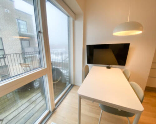 Lækker møbleret 2-værelses lejlighed med stor altan