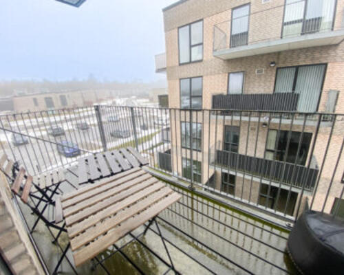 Lækker møbleret 2-værelses lejlighed med stor altan