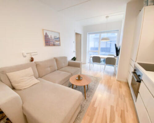 Lækker møbleret 2-værelses lejlighed med stor altan