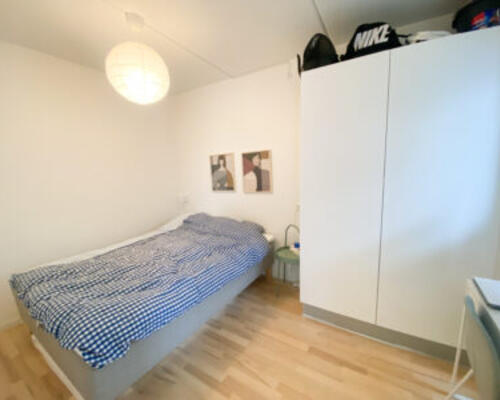 Lækker møbleret 2-værelses lejlighed med stor altan