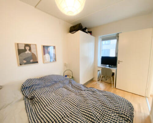 Lækker møbleret 2-værelses lejlighed med stor altan