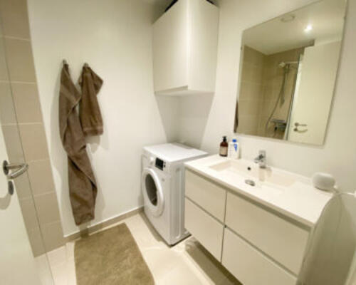 Lækker møbleret 2-værelses lejlighed med stor altan