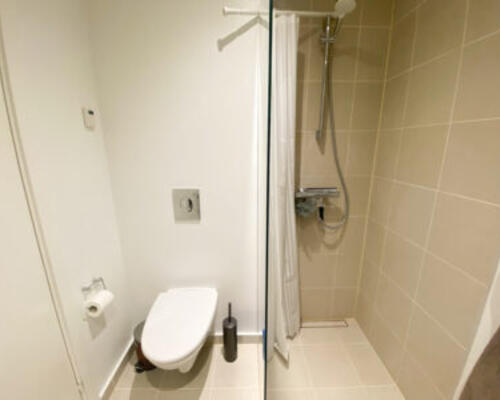 Lækker møbleret 2-værelses lejlighed med stor altan