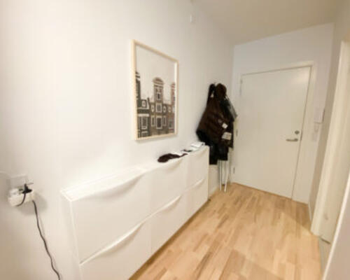 Lækker møbleret 2-værelses lejlighed med stor altan