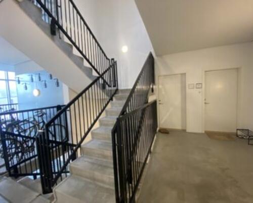 Lækker møbleret 2-værelses lejlighed med stor altan