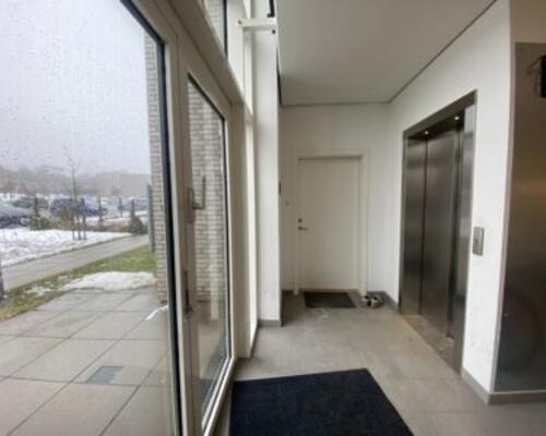 Lækker møbleret 2-værelses lejlighed med stor altan