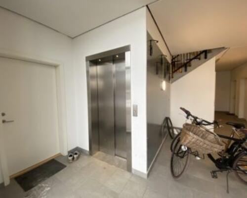 Lækker møbleret 2-værelses lejlighed med stor altan