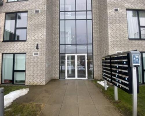 Lækker møbleret 2-værelses lejlighed med stor altan