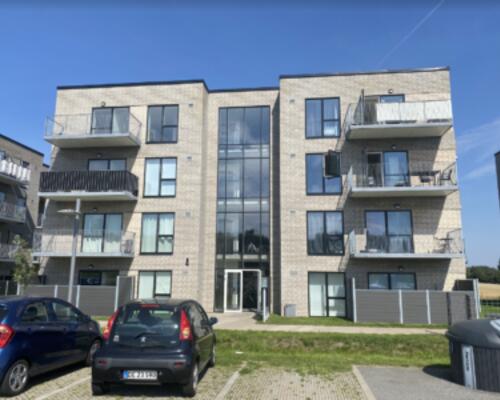 Lækker møbleret 2-værelses lejlighed med stor altan