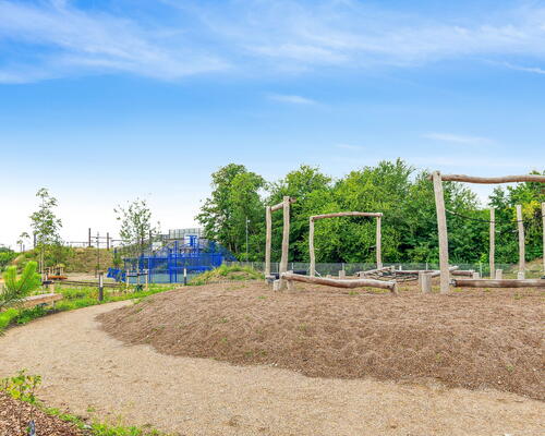 God 4-værelses lejlighed med altan, lyst køkken-alrum og alt i hårde hvidevarer - Ingen bindingsperiode!